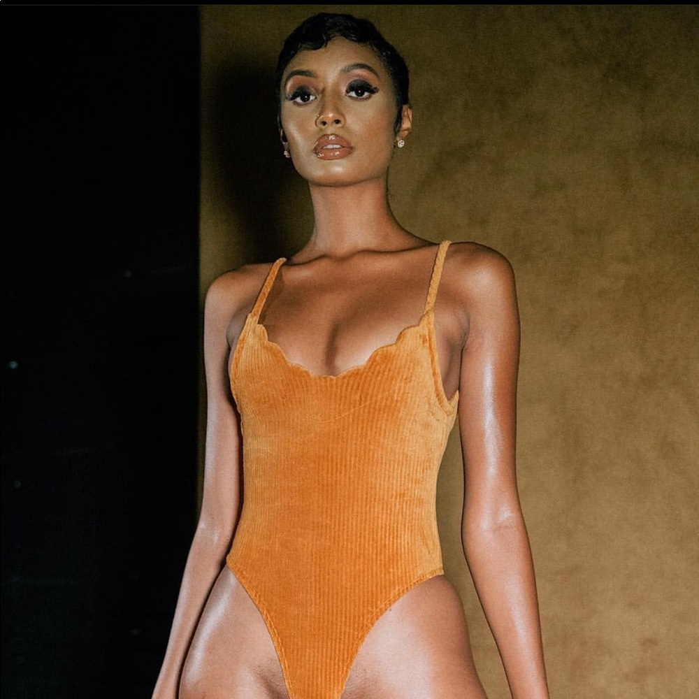 ✨39VII SCALLOP BODYSUIT✨